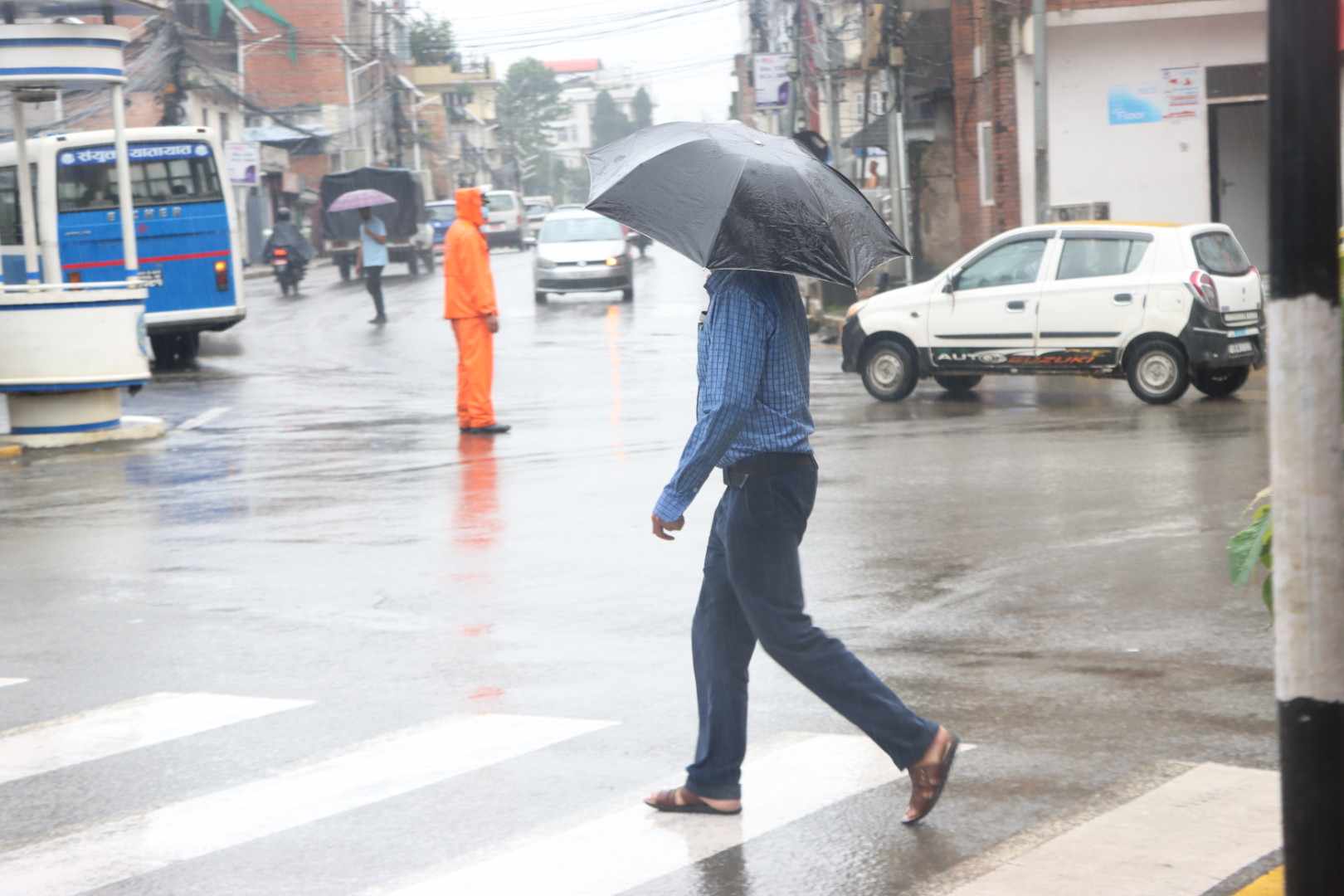 लगातारको झरीले  राजधानीको जनजीवन प्रभावित (फोटोफिचर)