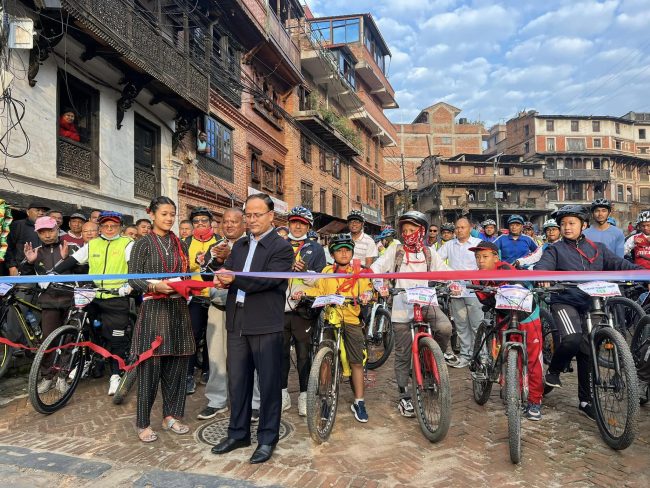 भाषा जाेगाउनका लागि भक्तपुरबाट काठमाडाैं र ललितपुरसम्मकाे साइकल र्‍याली