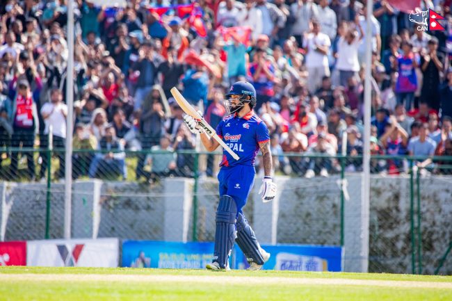 नेपालले सिंगापुरविरुद्ध बलिङ गर्दै