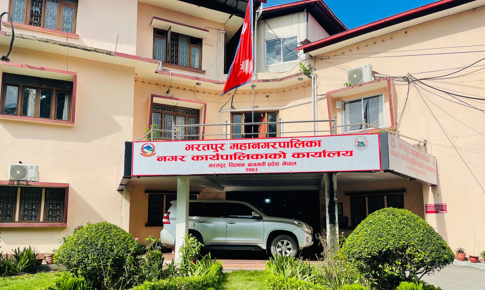 भरतपुर महानगरले भत्काउन थाल्यो अतिक्रमित संरचना