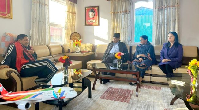 प्रधानमन्त्री दाहालद्वारा गृहमन्त्री श्रेष्ठको स्वास्थ्यवस्थाबारे जानकारी