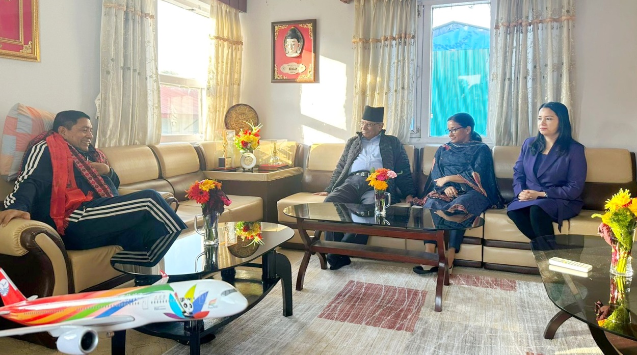 प्रधानमन्त्री दाहालद्वारा गृहमन्त्री श्रेष्ठको स्वास्थ्यवस्थाबारे जानकारी