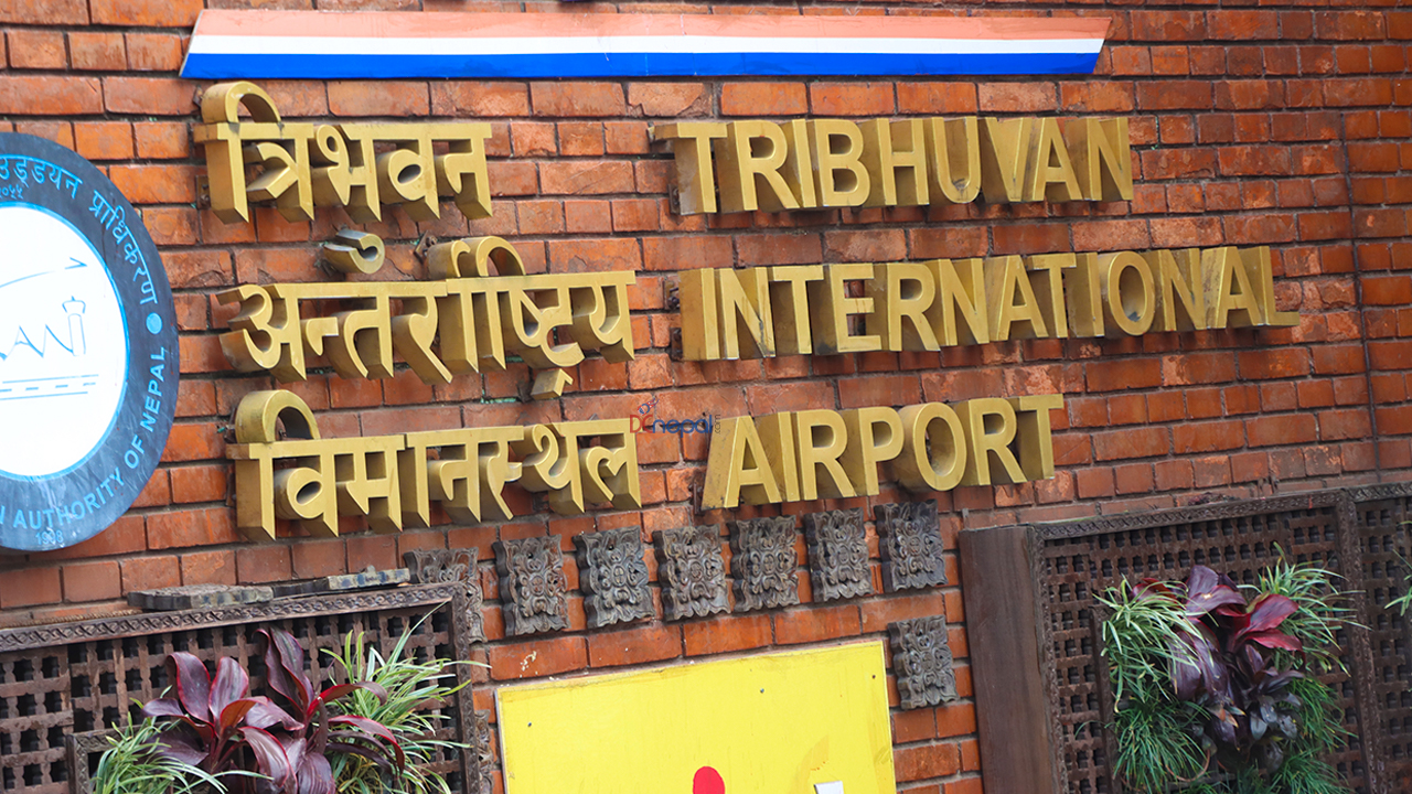 विमानस्थलबाट कोकिनसहित भारतीय महिला पक्राउ