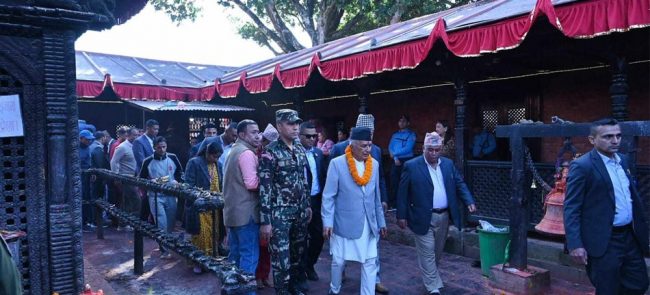 राष्ट्रपति  पाैडेलद्वारा पलान्चोक भगवतीको दर्शन