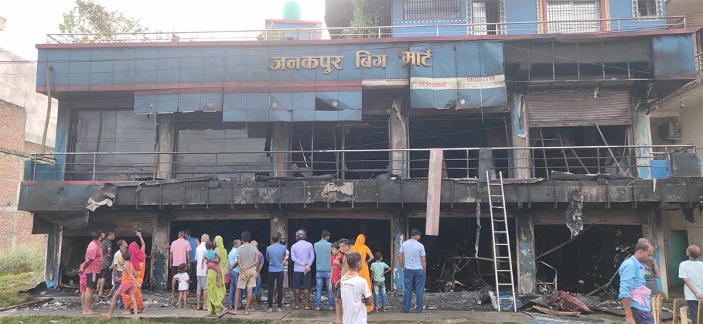 जनकपुर बिग मार्टमा आगलागी हुँदा करोडौँको क्षति