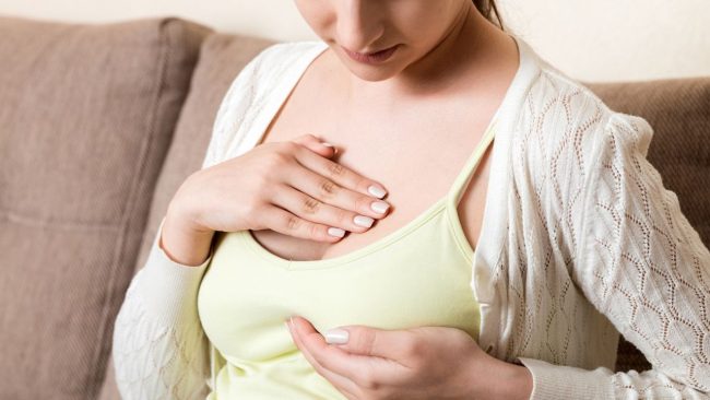 स्तनमा देखिने यी ६ लक्षणलाई बेवास्ता नगर्नुहोस्, स्तन क्यान्सर भएको पनि हुन सक्छ!