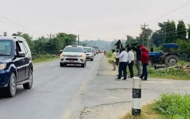 कैलालीमा प्रधानमन्त्री प्रचण्डलाई देखाइयो कालोझण्डा