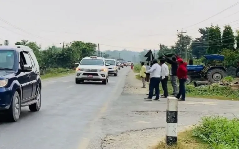 कैलालीमा प्रधानमन्त्री प्रचण्डलाई देखाइयो कालोझण्डा