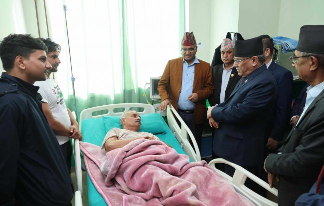 डिलाराम आचार्यको स्वास्थ्य अवस्था बुझ्न प्रधानमन्त्री प्रचण्ड वीर अस्पतालमा