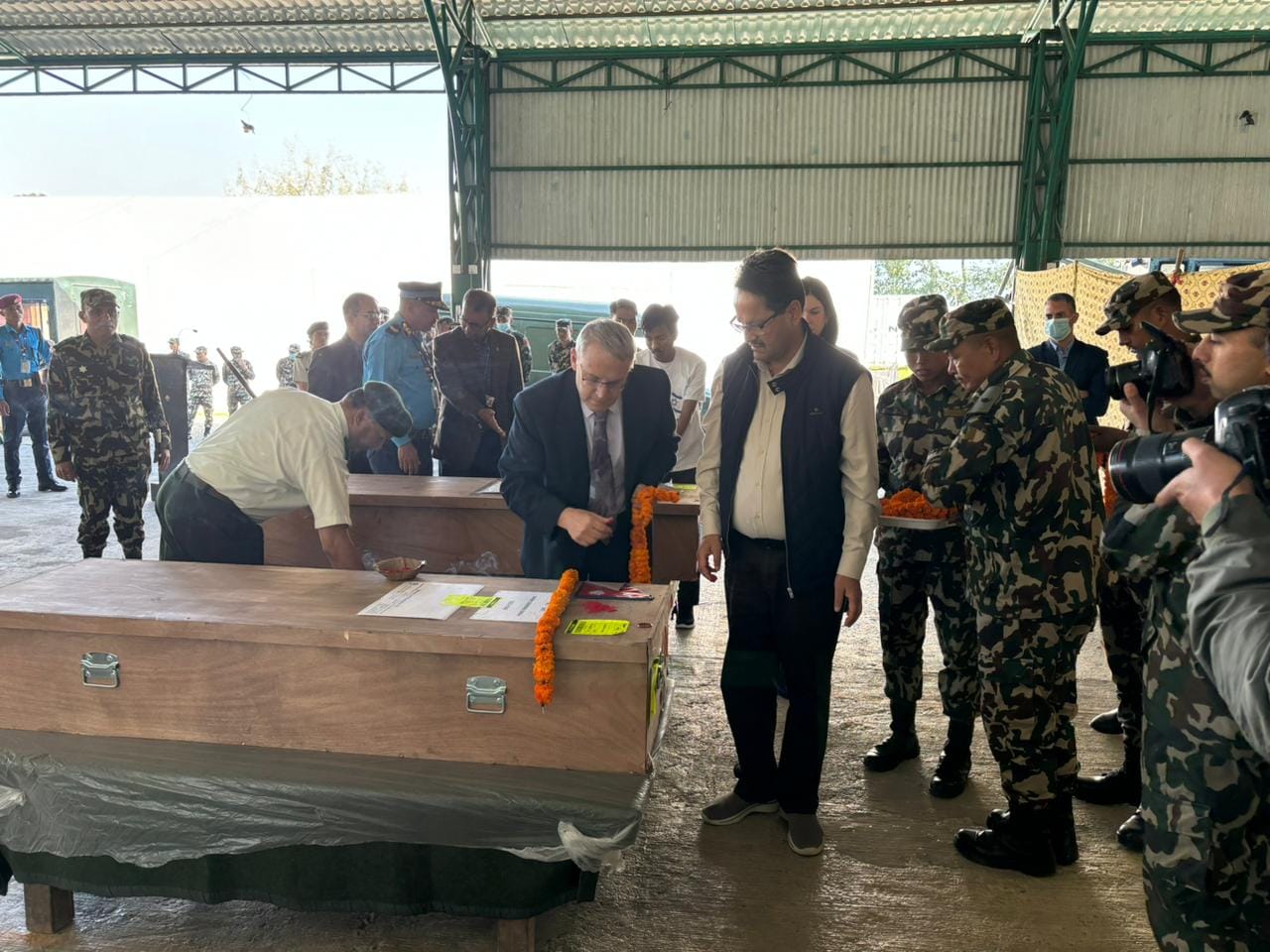 मन्त्री साउद र राजदूत गोदरद्वारा श्रद्धाञ्जली अर्पण