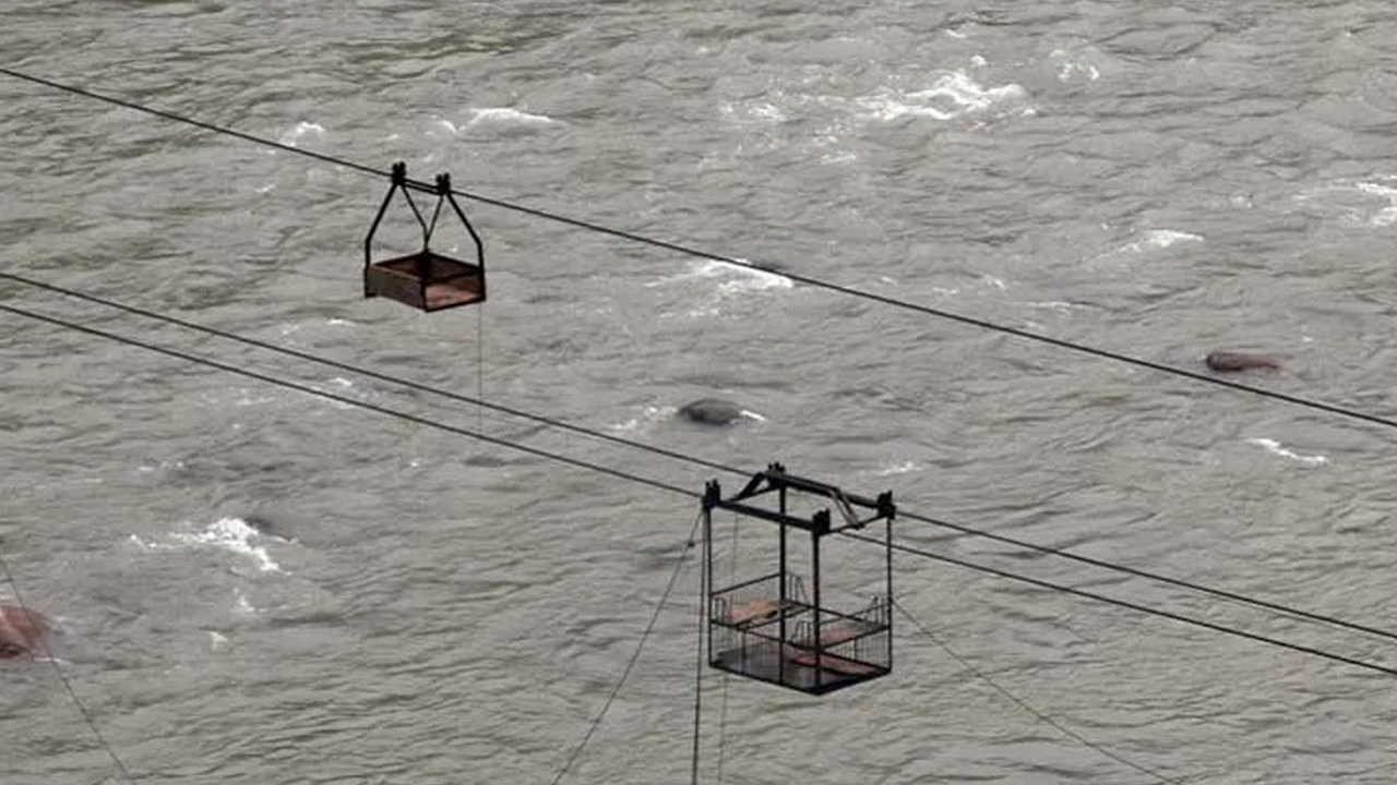 तुइनको डोरी चुडिँदा कर्णाली नदीमा बेपत्ता