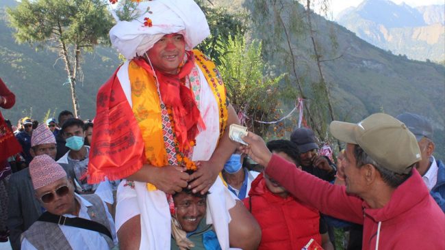 जसले आठौँ पटक ताकमकोतको ठेलो फाल्ने प्रतियोगिता जिते