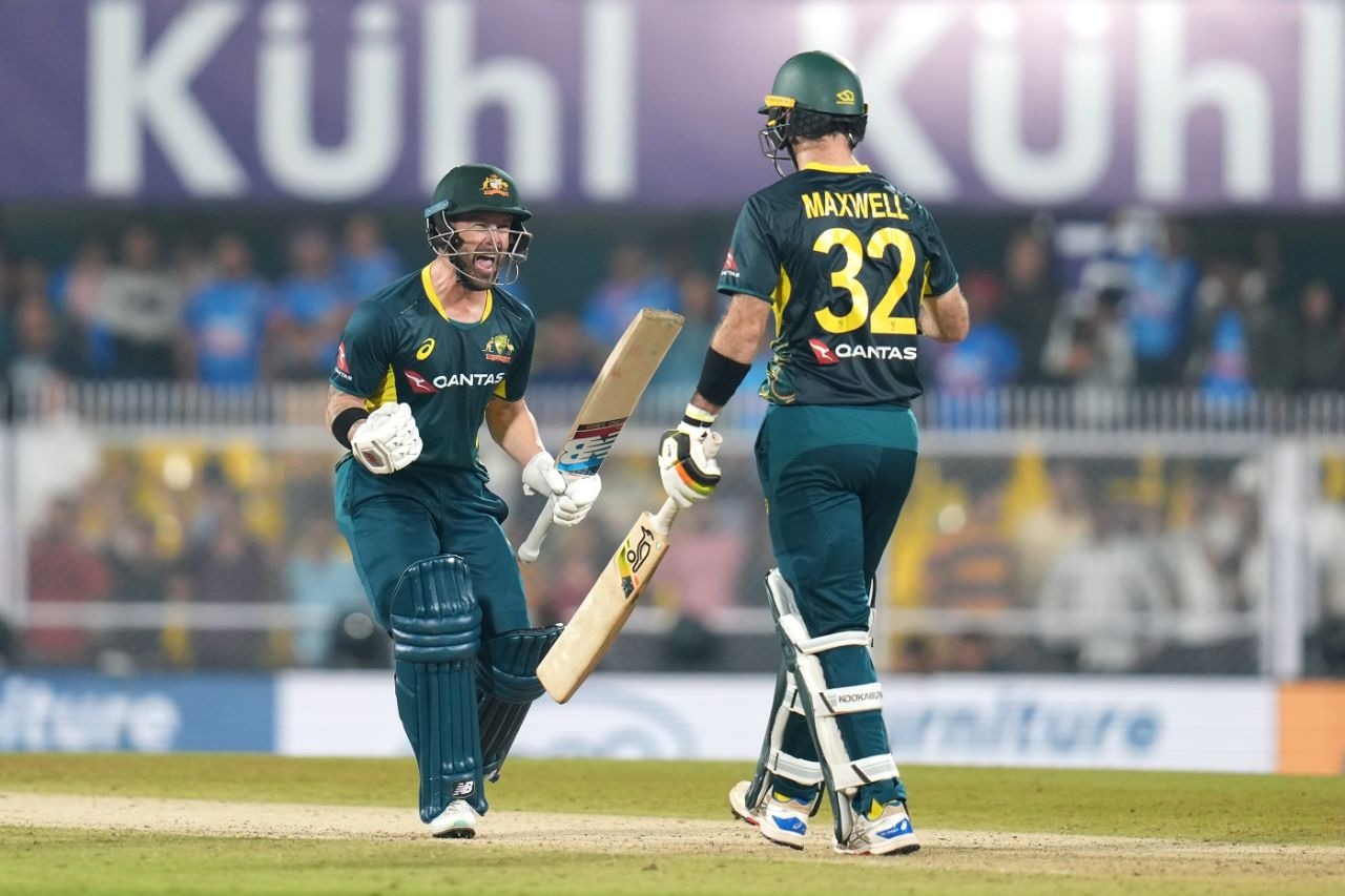 बलिङमा एक ओभरमै ३० रन खर्चेका म्याक्सवेलले ब्याटिङमा तुफानी शतक बनाएर खेल जिते