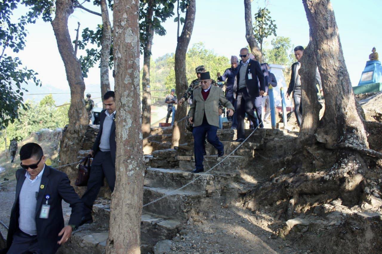 प्रधानमन्त्री भूकम्प प्रभावित क्षेत्रमा (तस्वीरसहित)