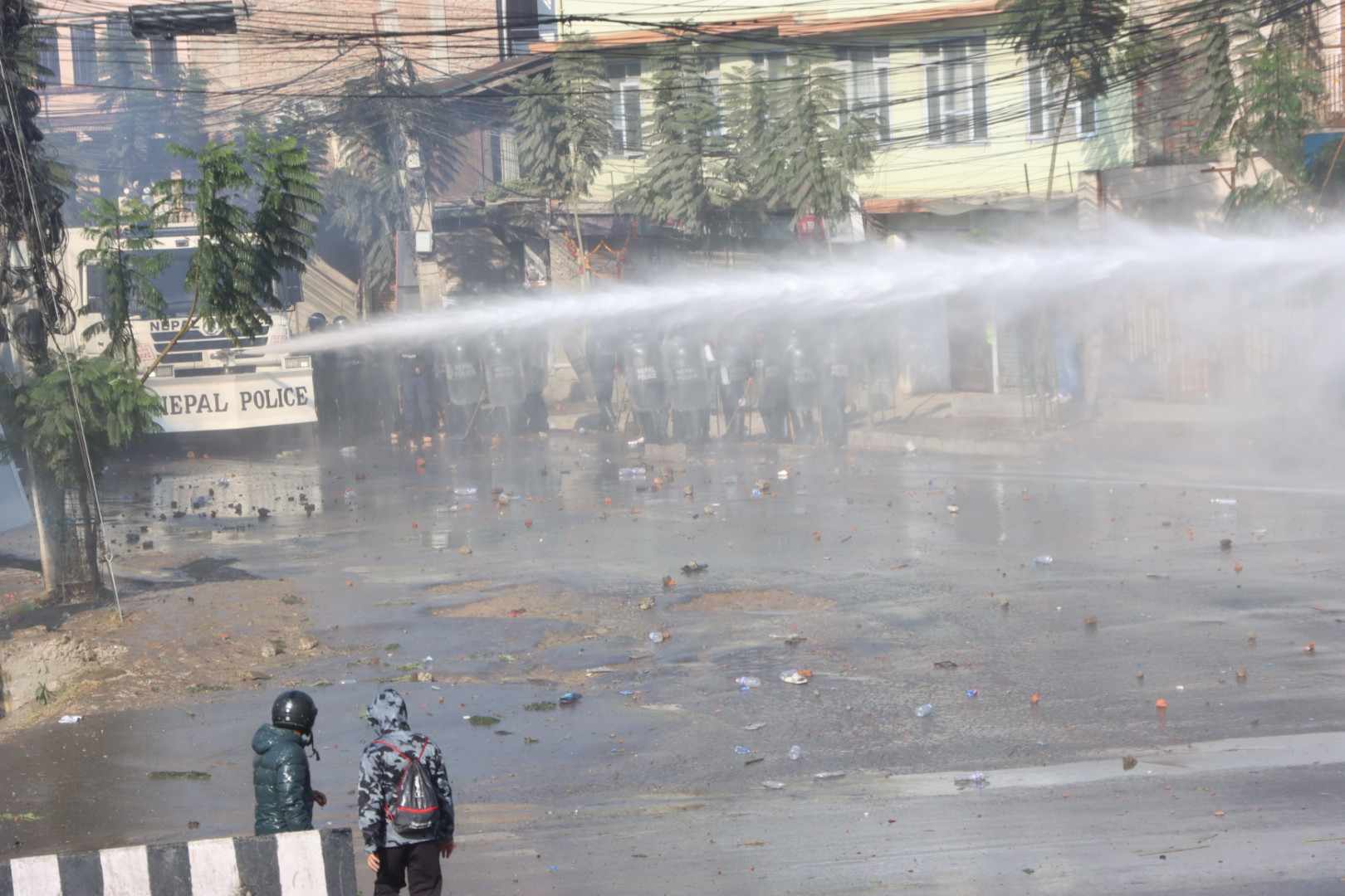 बल्खुमा प्रहरीले हान्यो अश्रुग्यास र पानीकाे फाेहाेरा (तस्वीरहरु)