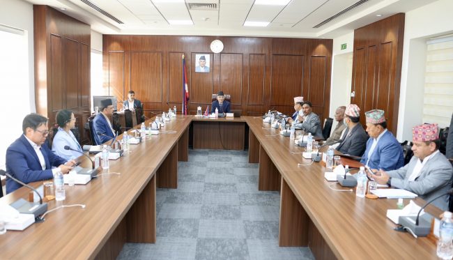 भूकम्प पीडितलाई प्रधानमन्त्री र मन्त्रीकाे एक महिनाको तलब