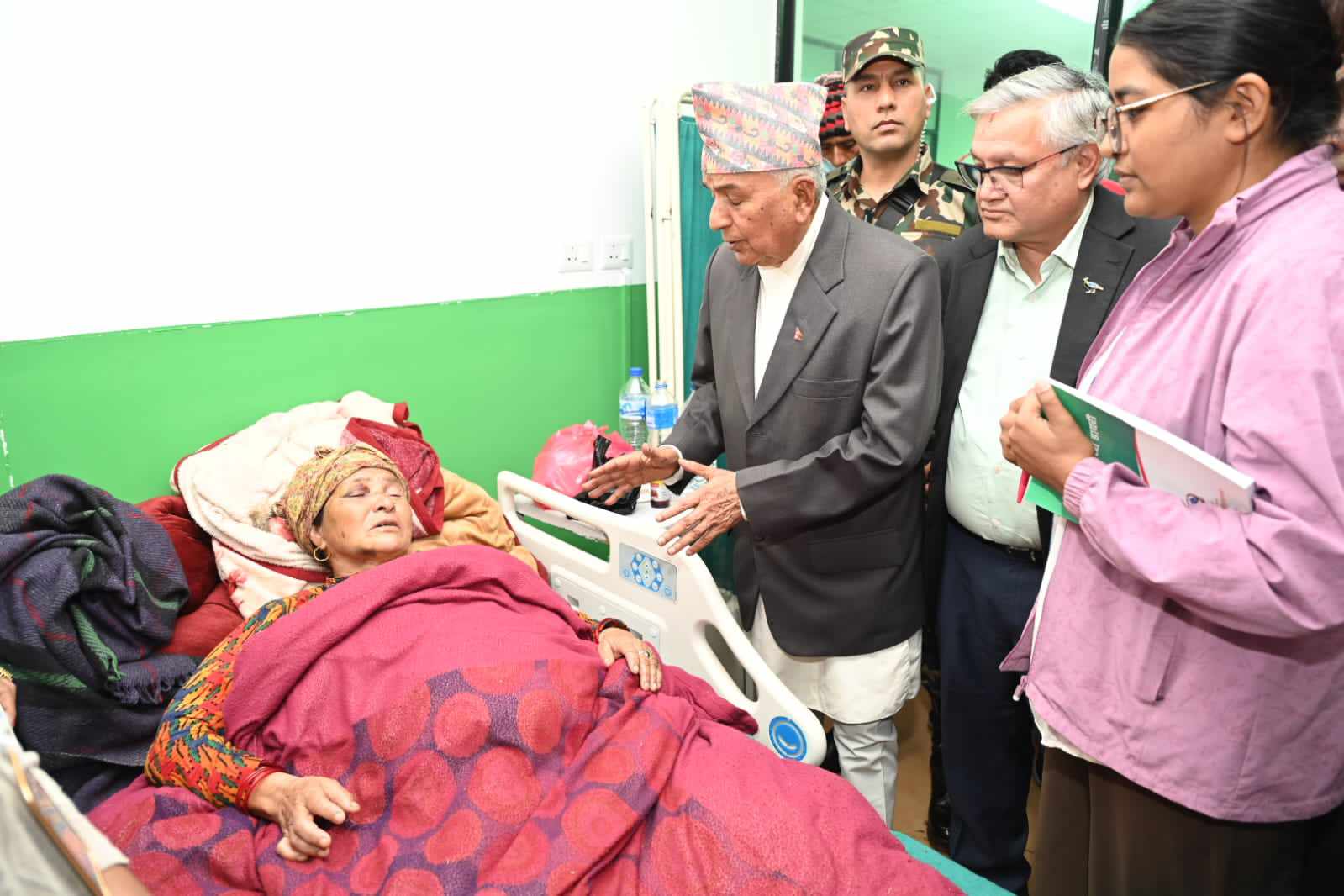 राष्ट्रपति पौडेल जाजरकोट अस्पतालमा घाइतेहरूसँग