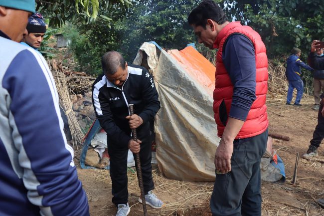 भूकम्प पीडितलाई घर बनाइदिँदै विप्लव (तस्बिरहरु)
