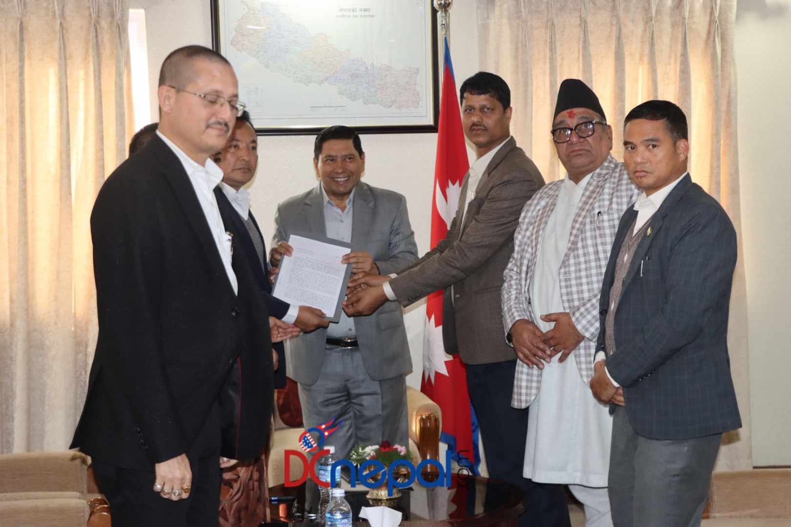 प्रहरी समायोजनको माग गर्दै सातै प्रदेशका गृहमन्त्रीले गराए उपप्रधानमन्त्री श्रेष्ठलाई ध्यानाकर्षण