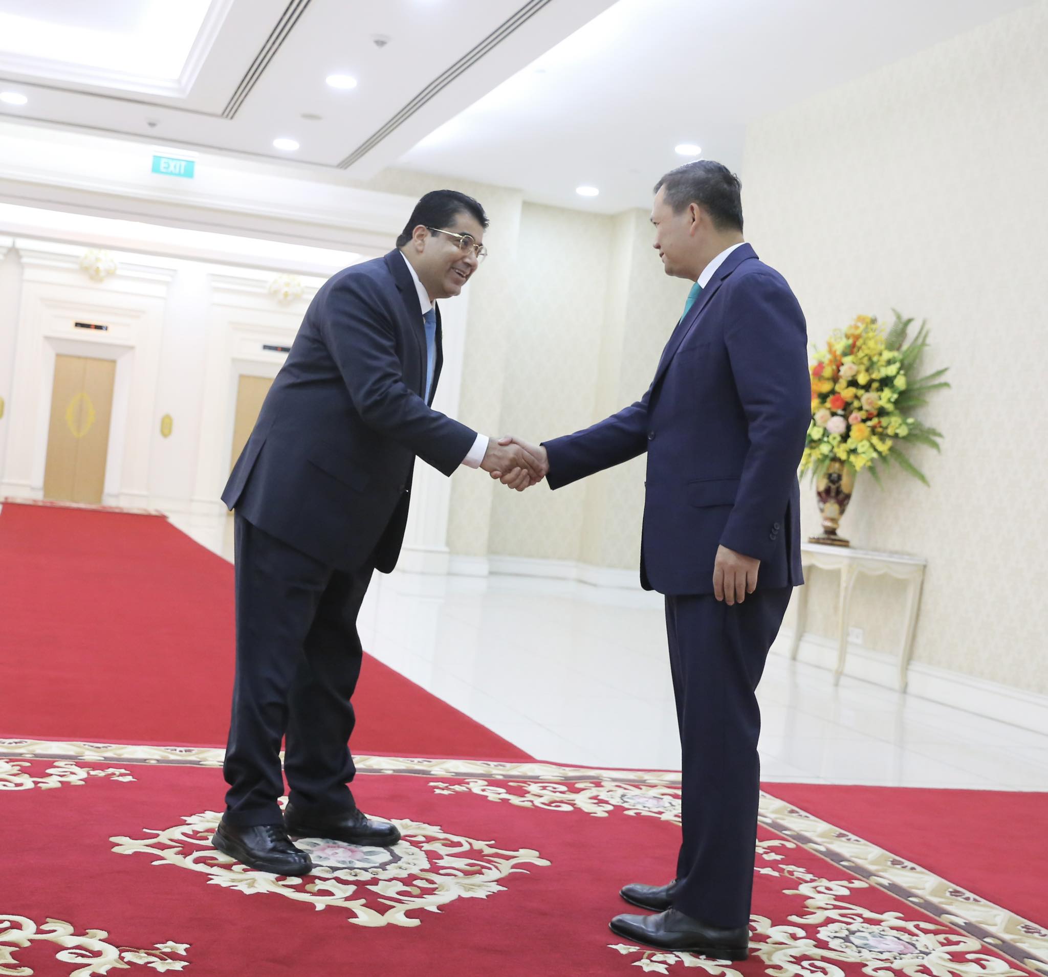 पूर्वमन्त्री एकनाथ ढकाल र कम्बोडियाका नवनिर्वाचित प्रधानमन्त्रीबीच भेटवार्ता