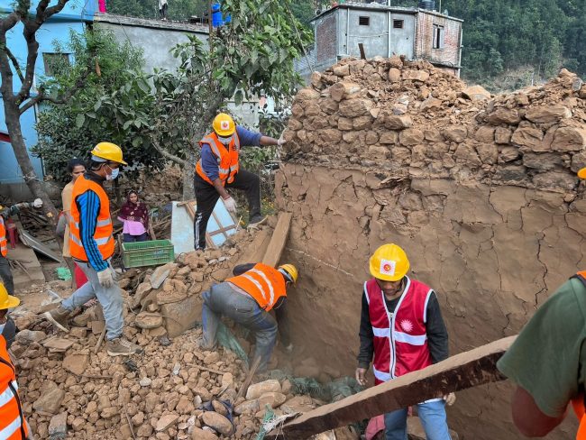 एमालेले भूकम्प पीडितलाई बनाइदियो ८० अस्थायी घर