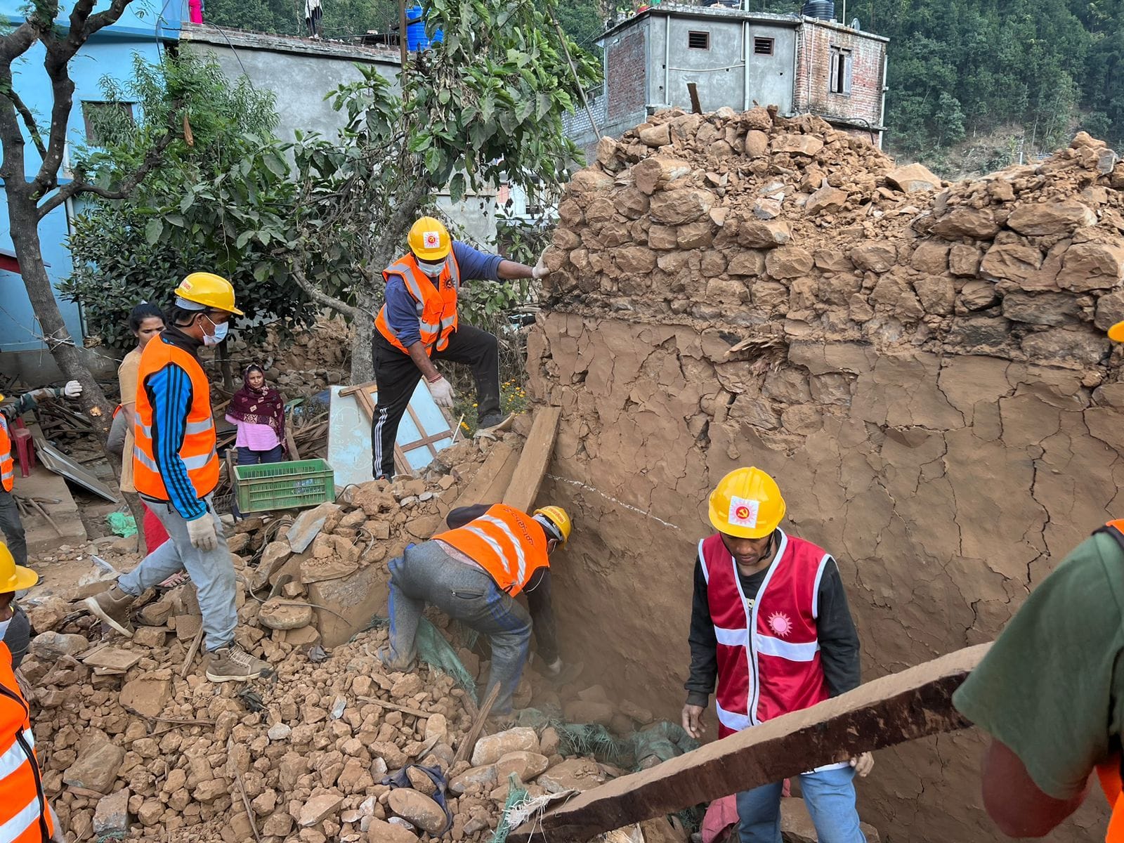 एमालेले भूकम्प पीडितलाई बनाइदियो ८० अस्थायी घर