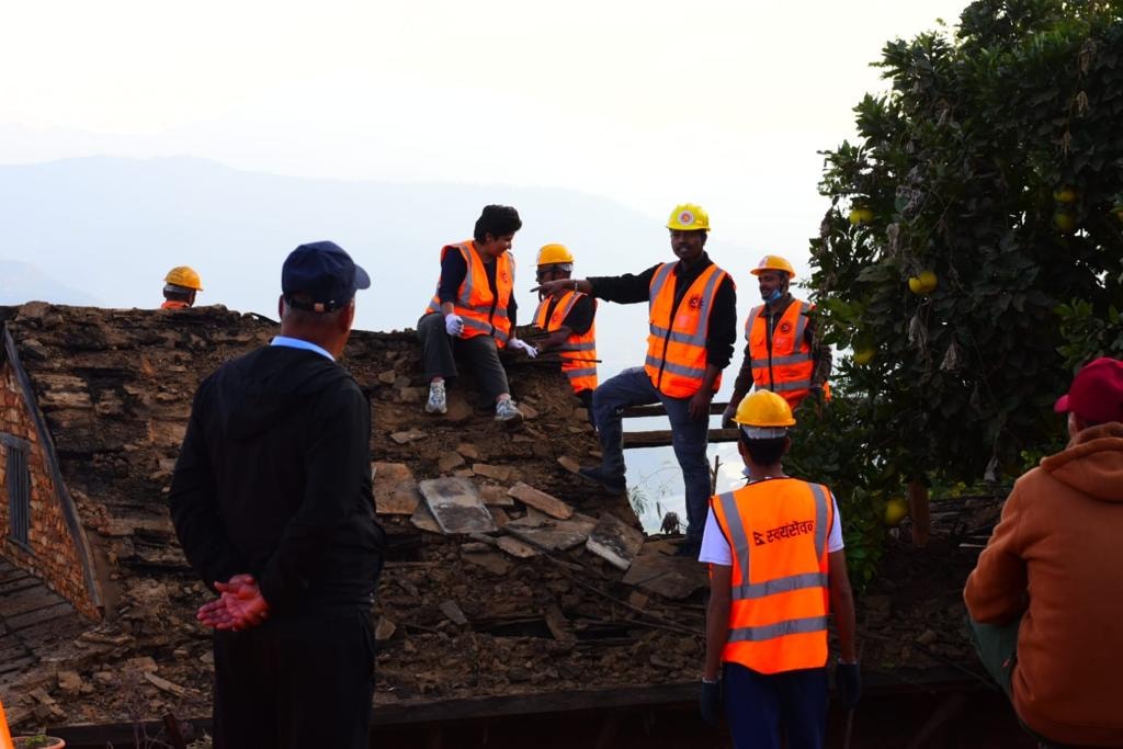 घर टहरा बनाउँदै एक हजार एमाले स्वयं सेवक