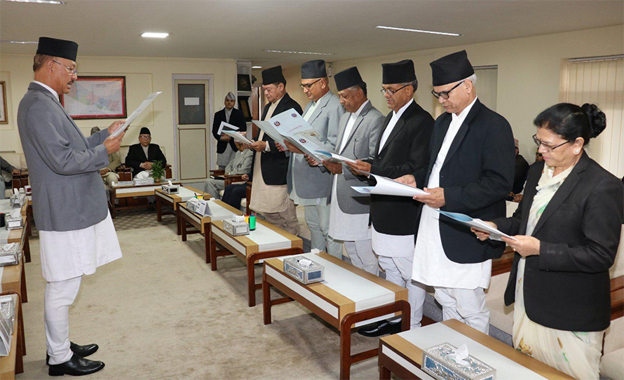 नवनियुक्त मुख्य न्यायाधीशहरूद्वारा शपथ ग्रहण