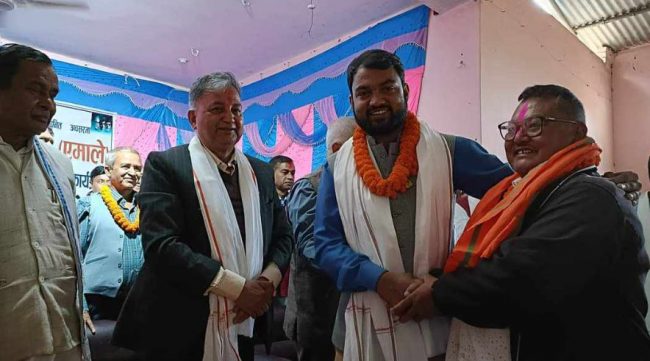 नेकपा एसका महोत्तरीका अध्यक्ष र सचिवलगायतले गरे पार्टी परित्याग