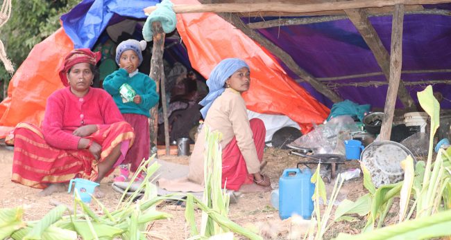 भूकम्पपीडितले पाएनन् अस्थायी आवास निर्माणका लागि अनुदान रकम, त्रिपालमुनी बास कायमै