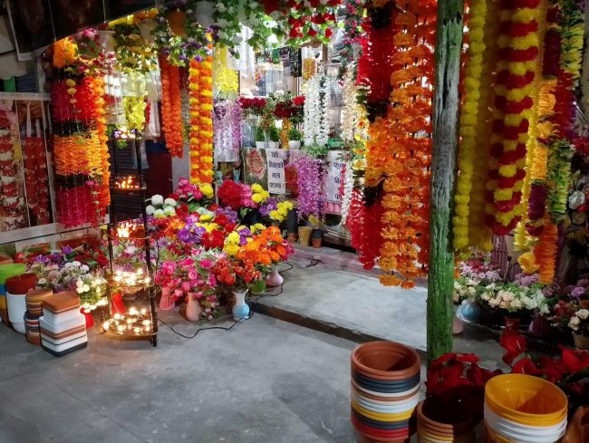 तिहारको मुखमा कृत्रिम फूलमा वन्देज लगाएपछि साना व्यापारी पीडित