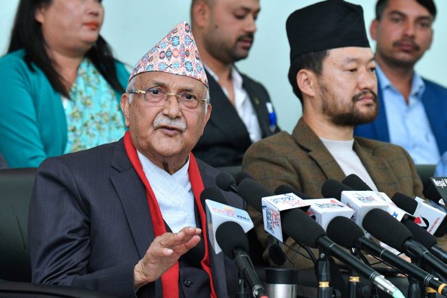 राजतन्त्र फर्काउने प्रयास मुर्खता मात्रै हो : केपी ओली