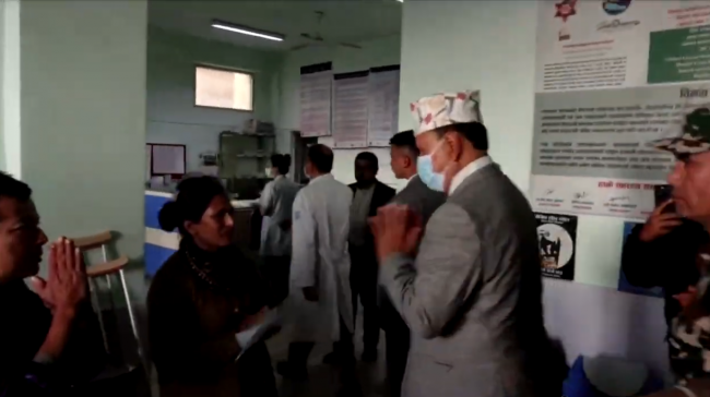भूकम्पका घाइतेको अवस्था बुझ्न स्वास्थ्यमन्त्री शिक्षण अस्पतालमा