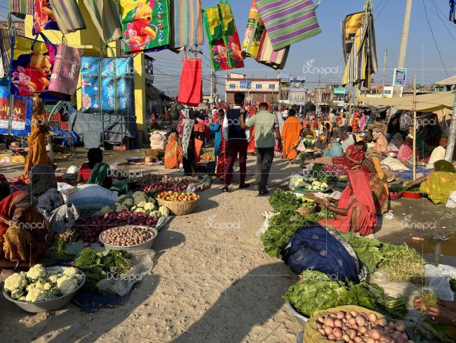सिराहाको चोहर्वामा परम्परागत हाट बजारकाे राैनक (फाेटाेफिचर)