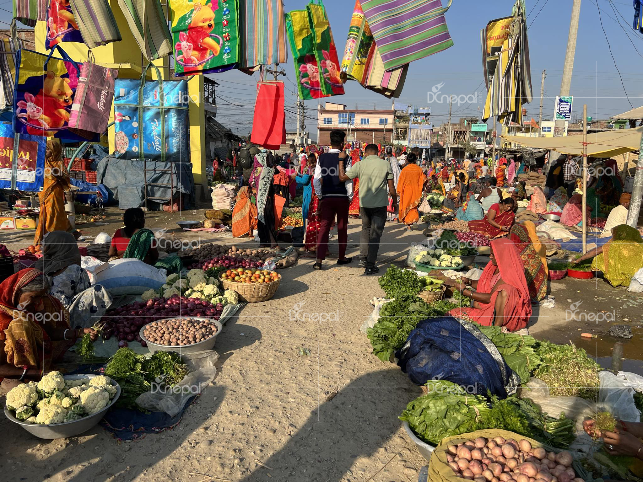 सिराहाको चोहर्वामा परम्परागत हाट बजारकाे राैनक (फाेटाेफिचर)