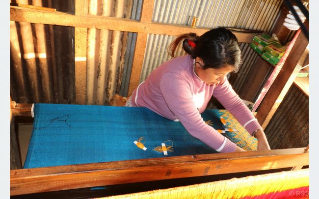 तेह्रथुमका अधिकांश महिला घरेलु उद्यमी, ढाकाको कपडा बुनेरै गुजारा चलाउँदै