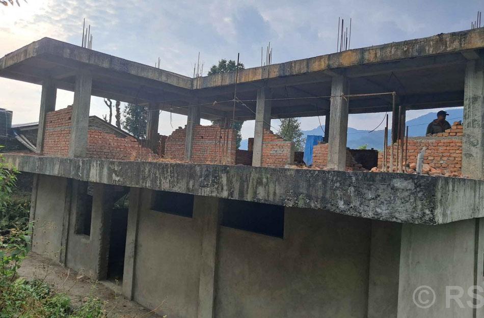 ठेकेदारको लापरबाहीले स्वास्थ्यचौकी भवन अलपत्र