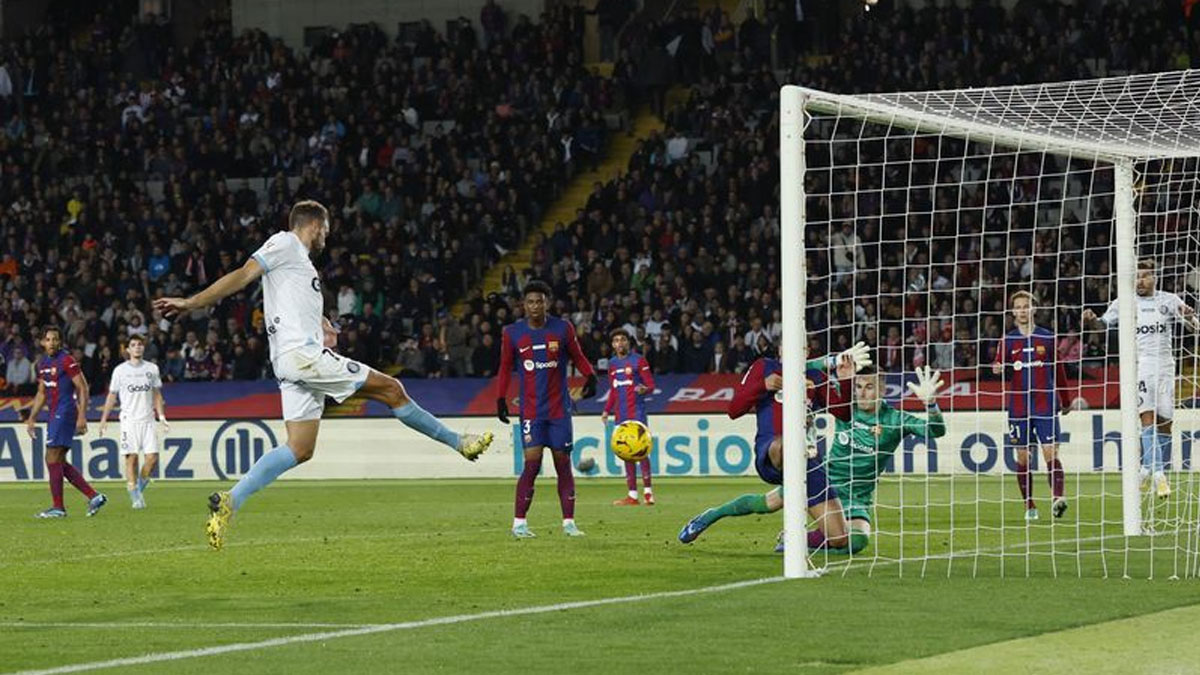 बार्सिलोनालाई ४-२ ले हराउँदै गिरोना शिर्ष स्थानमा