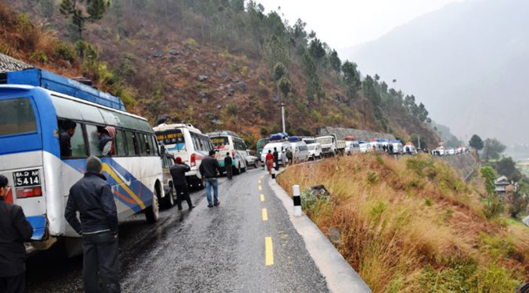बिपी राजमार्गमा राति सवारीसाधन गुडाउन रोक