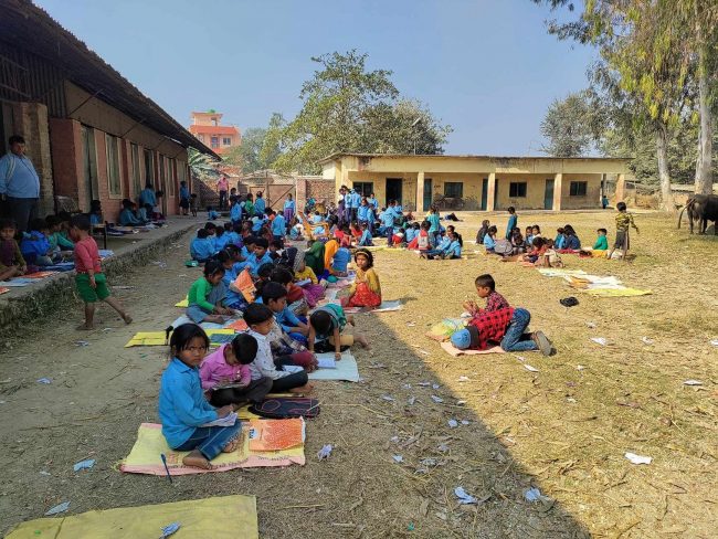 उचित व्यवस्थापन नहुँदा बाराका बालबालिका भुइँमा पढ्न बाध्य