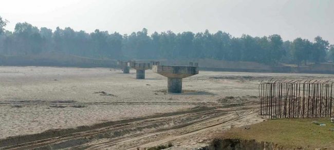 दोदा पुल : आठ वर्षमा तीन पिलर मात्रै ठडिए