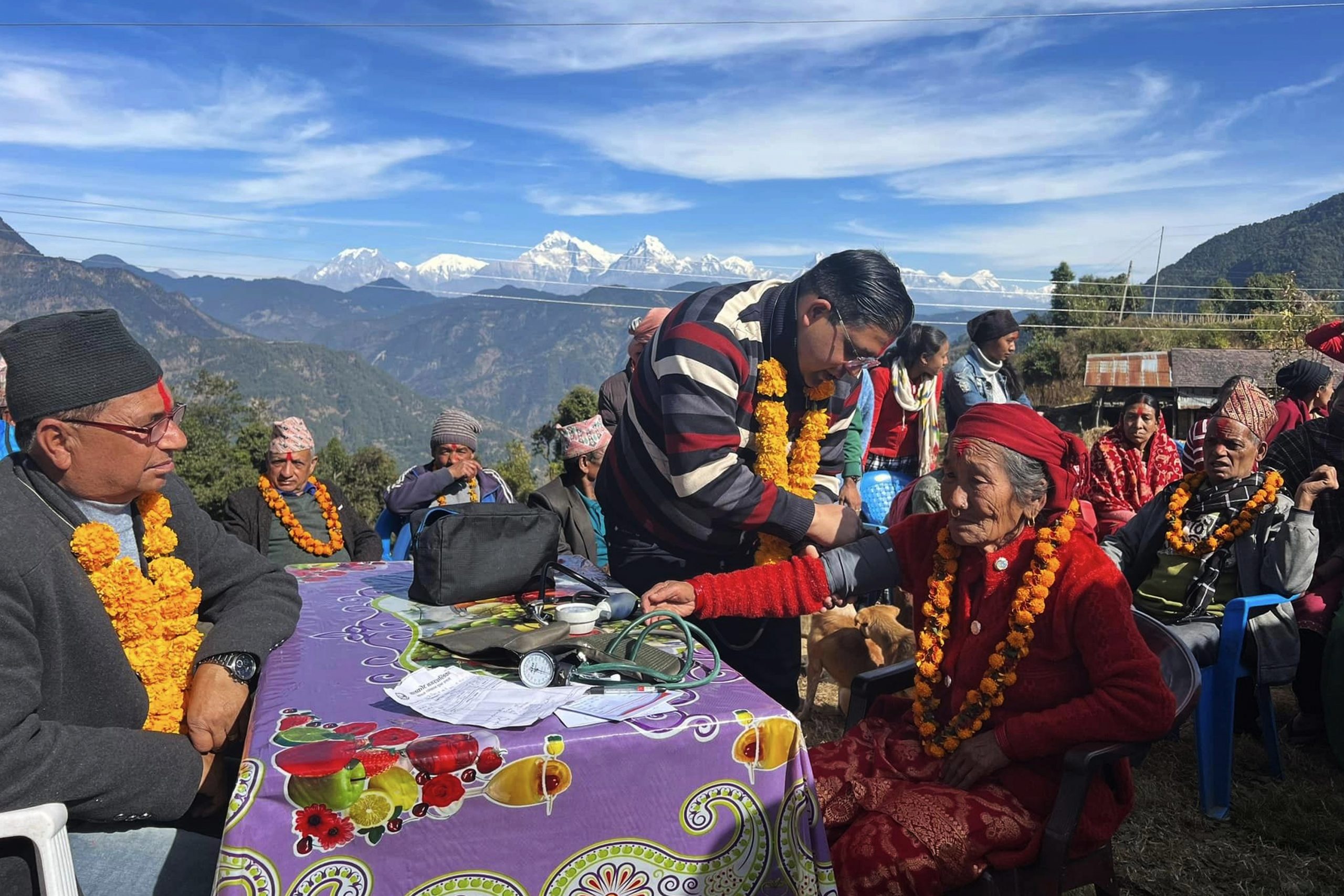 ज्येष्ठ नागरिकको घरमै उपचार : गाउँमा विशेषज्ञ स्वास्थ्य शिविर