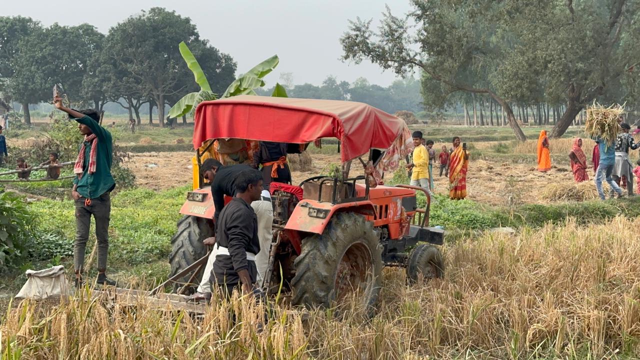 आक्रोशित बन्दै सिरहाका मिटरब्याज पीडित, साहुले हडपेको जमिनको धान काटेर भित्र्याए