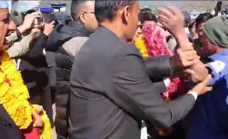 धनकुटामा एमाले अध्यक्ष ओलीमाथि मुक्का प्रहार (भिडियाे)