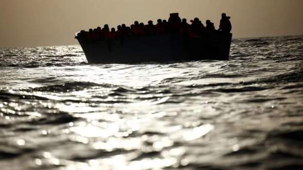 लिबियाबाट युरोप जाँदै गरेको डुङ्गा डुब्दा ६० भन्दा बढी आप्रवासीको मृत्यु