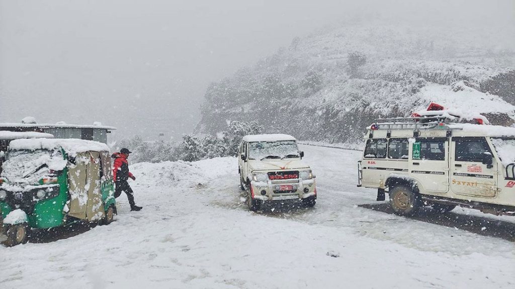 हिमपातले मध्यपहाडी लोकमार्ग अवरुद्ध