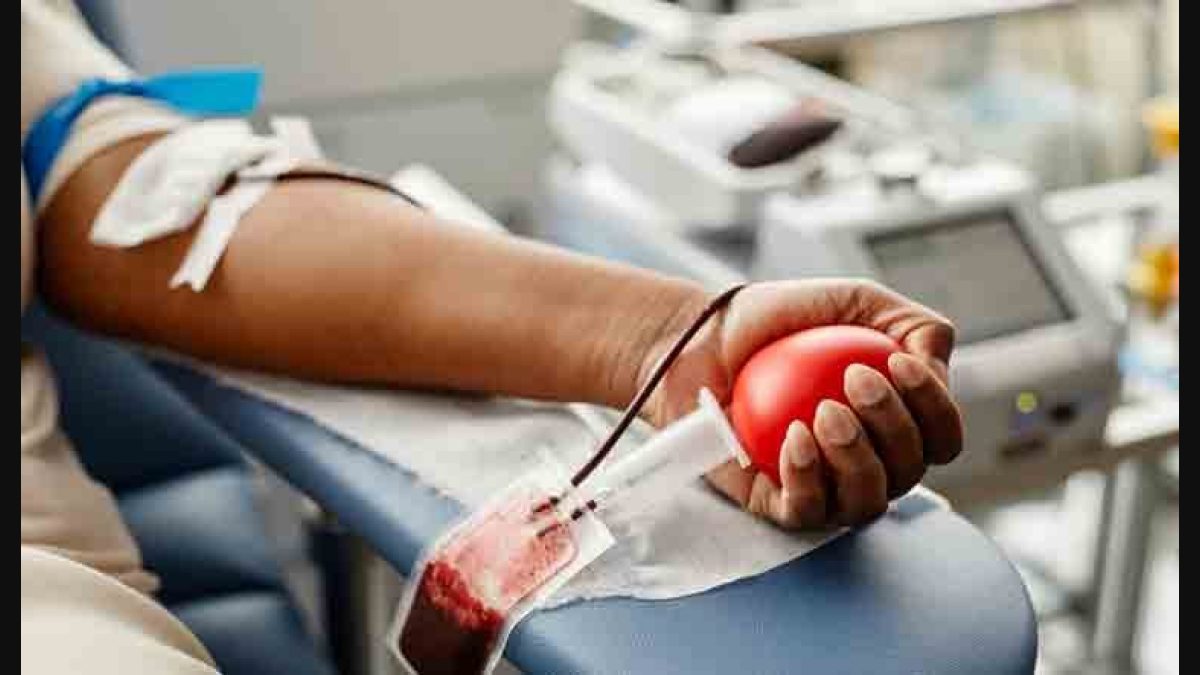 एनआरएनए पेन्सलभेनिया च्याप्टरले रक्तदान कार्यक्रम गर्दै