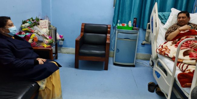गृहमन्त्री श्रेष्ठलाई भेट्न पूर्वराष्ट्रपति अस्पतालमा
