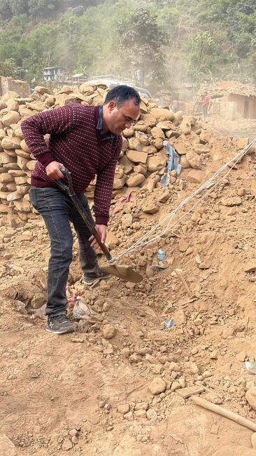 भूकम्प प्रभावित क्षेत्रमा अस्थायी घर बनाउँदै कांग्रेस नेता महर