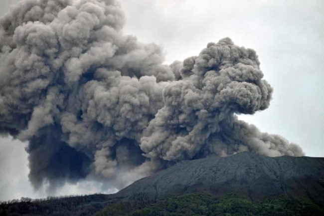 इन्डोनेसियामा ज्वालामुखी विस्फोटमा ११ जनाको मृत्यु, खरानीको बादल ३ किलोमिटर उचाइमा पुग्यो